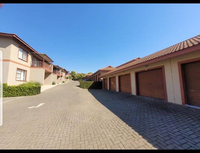 2 BEDROOM FLAT FOR SALE IN PIONEER PARK